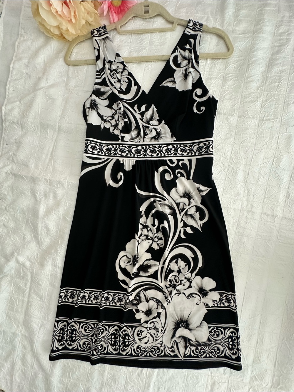 WHBM Black & White Floral V-Neck Sleeveless Dress